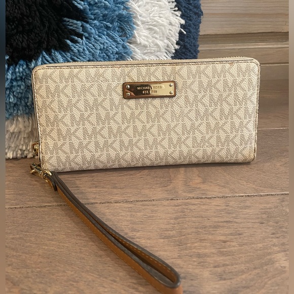 Michael Kors White Monogram wallet wristlet - Picture 2 of 9